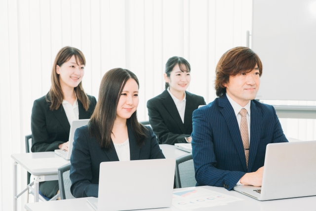 研修に参加する社員たち