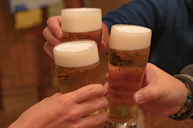 ビールで乾杯する人々の手