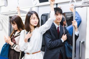 電車内で周りを気にする人々