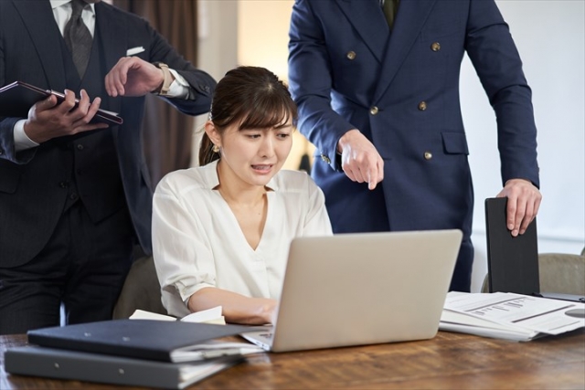 仕事の指示に対しパニックになる女性社員